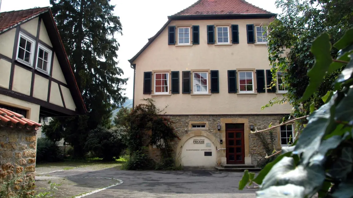 Ein Verfechter des Pietismus: Zwei Jahre lang lebte Johann Ludwig Fricker im ehemaligen zweiten Pfarrhaus, jetzt Gemeindehaus, in der Milchgasse. Dettingen Frickerhaus - Honorarfrei - MUV-MET-RED-303 - T.Kiehl -