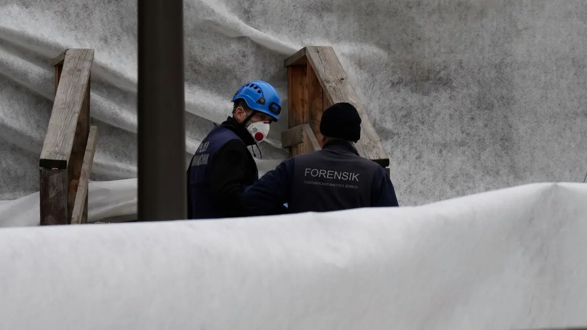 Tote bei Silvesterparty in Crans-Montana: 02.01.2026, Schweiz, Crans-Montana: Ermittler durchsuchen das Gebiet um die abgeriegelte Bar Le Constellation wo ein verheerender Brand während der Silvesterfeierlichkeiten Tote und Verletzte forderte. Foto: Baz Ratner/AP/dpa +++ dpa-Bildfunk +++