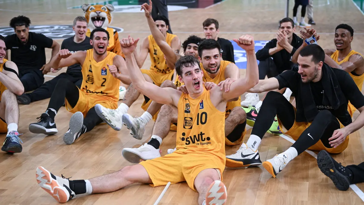 Basketball 1. Bundesliga 23/24: Tigers Tuebingen - EWE Baskets Oldenburg: Vorsicht: Dieses Foto ist möglicherweise nur für den einstigen Verlag Schwäbisches Tagblatt verwendbar. Basketball 1. Bundesliga 2023/2024 9. Spieltag 26.11.2023
Tigers Tuebingen - EWE Baskets Oldenburg
Team Tigers nach dem Spiel; Gianni Otto (Mitte vorn) sowie Joshua Schwaibold, Aatu Kivimaeki, Zaccheus Darko-Kelly, Jhivvan Jackson, Mateo Seric, Daniel Keppeler und Kaodirichi Koa Akobundu-Ehiogu (v.li.)
FOTO: Pressefoto ULMER / Markus Ulmer
xxNOxMODELxRELEASExx