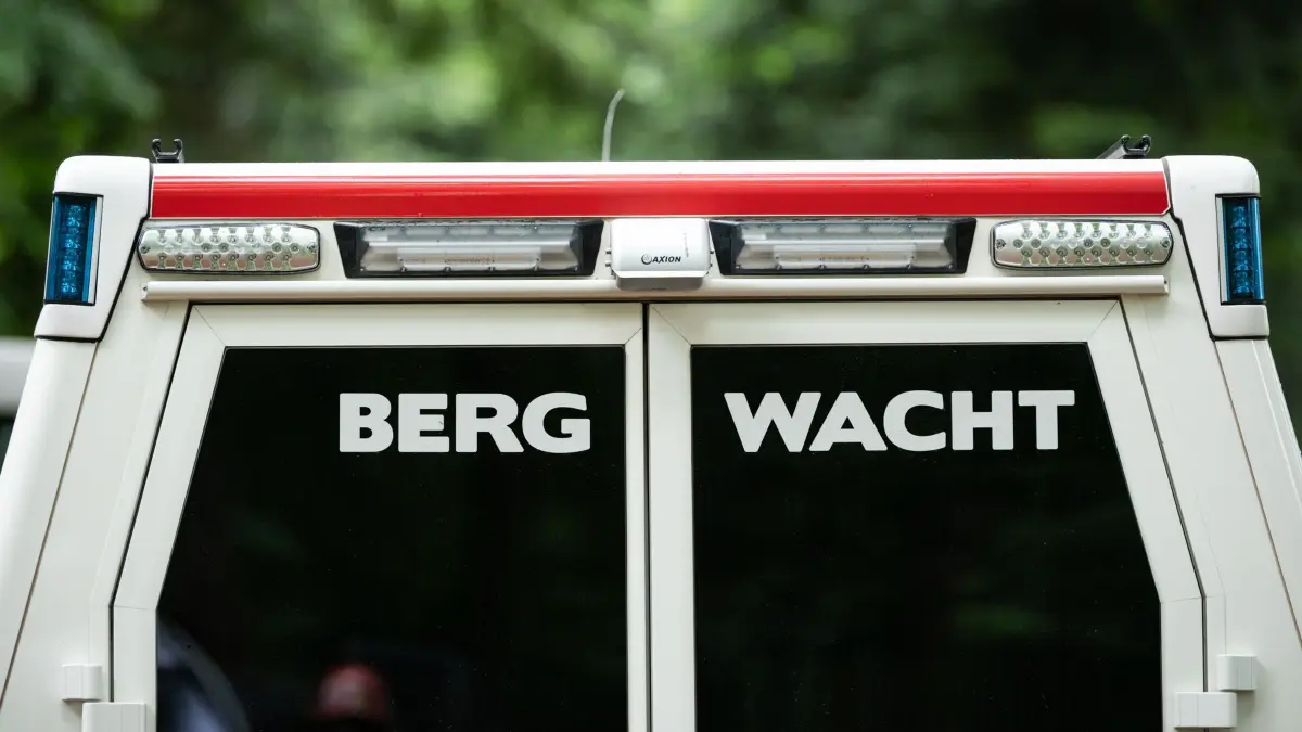 Bergwacht: ARCHIV - 27.06.2022, Baden-Württemberg, Waldkirch: Der Schriftzug «Bergwacht» ist auf einem Einsatzfahrzeug der Bergwacht Waldkirch bei Kletterübungen zu sehen. (zu dpa: «Mehr Menschen unterschätzen die Berge in Niedersachsen») Foto: Silas Stein/dpa +++ dpa-Bildfunk +++