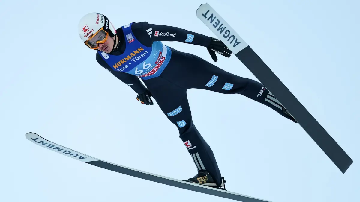 74. Vierschanzentournee - Innsbruck: 03.01.2026, Österreich, Innsbruck: Ski nordisch/Skispringen, Weltcup, Vierschanzentournee, Großschanze, Männer, Qualifikation, Philipp Raimund (Deutschland) im Sprung. Foto: Daniel Karmann/dpa +++ dpa-Bildfunk +++