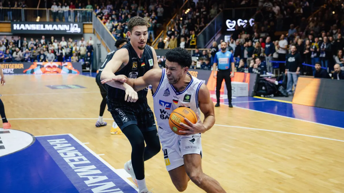 Center Marvin Ogunsipe (am Ball) kommt am Ende auf 14 Punkte.und gewinnt mit den Merlins das Derby gegen Tübingen.