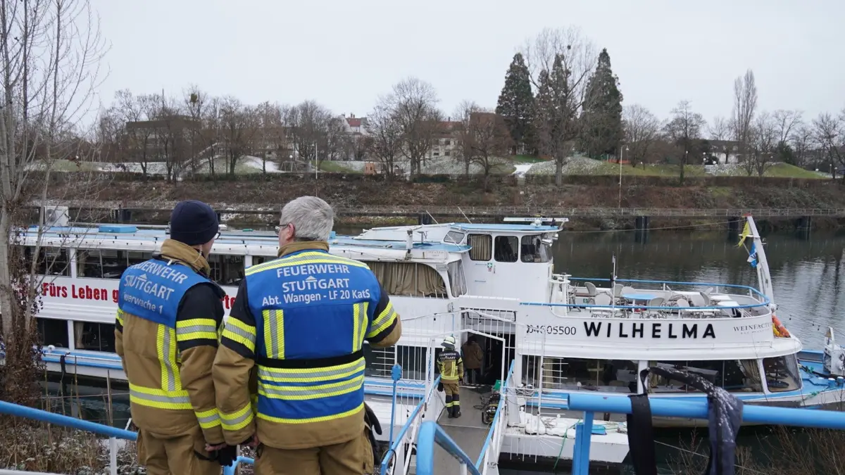 Stuttgart: Wassereinbruch in ein Schiff - Feuerwehr im Einsatz: Die Feuerwehr Stuttgart wurde am heutigen Tag um 13:50 Uhr zu dem Ausflugsschiff „Wilhelma“ alarmiert.<br /><br />
Beim Eintreffen der Einsatzkraefte waren infolge einer Leckage im Schiffsrumpf etwa 100 Kubikmeter Wasser in das Schiff eingedrungen. Die Feuerwehr leitete umgehend Massnahmen zur Gefahrenabwehr ein und pumpte das eingetretene Wasser ab.<br /><br />
Die Ursache der Leckage konnte im weiteren Verlauf lokalisiert und erfolgreich abgedichtet werden. Das Schiff wurde anschliessend an den Pontons gesichert. Es verbleibt ueber Nacht vor Ort und wird durch den Betreiber weiterhin ueberwacht.<br /><br />
Eine Gefahr der Havarie besteht nicht mehr. Zudem bestand zu keiner Zeit eine Gefaehrdung durch auslaufende Betriebsmittel fuer das Neckarwasser.