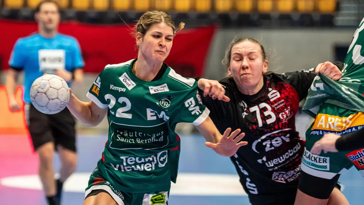 BSV Sachsen Zwickau vs. Frisch Auf Goeppingen, Handball, 1. Bundesliga, Spielzeit 2025/2026, 03.01.2026: Sina Ehmann Frisch Auf Frauen, 22 im Zweikampf mit Zoe Stens BSV Sachsen Zwickau, 73, BSV Sachsen Zwickau vs. Frisch Auf Goeppingen, Handball, 1. Bundesliga, Spielzeit 2025/2026, 03.01.2026 BSV Sachsen Zwickau vs. Frisch Auf Goeppingen, Handball, 1. Bundesliga, Spielzeit 2025/2026, 03.01.2026 Zwickau *** Sina Ehmann Frisch Auf Women, 22 in duel with Zoe Stens BSV Sachsen Zwickau, 73 , BSV Sachsen Zwickau vs Frisch Auf Goeppingen, Handball, 1 Bundesliga, Season 2025 2026, 03 01 2026 BSV Sachsen Zwickau vs Frisch Auf Goeppingen, Handball, 1 Bundesliga, Season 2025 2026, 03 01 2026 Zwickau Copyright: xMichaelxSchmidt/Eibner-Pressefotx EP_MST