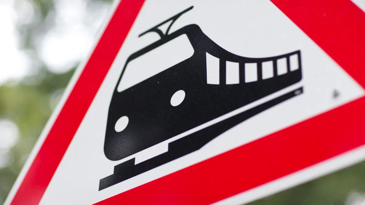 Unfall am Bahnübergang: ARCHIV - 01.09.2013, Niedersachsen, Rieste: Blick auf ein Warnschild für einen unbeschrankten Bahnübergang. (zu dpa: «Traktor und Zug in Oberbayern zusammengestoßen») Foto: Friso Gentsch/dpa +++ dpa-Bildfunk +++