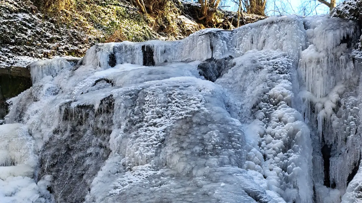Wenn es einige Tage knackig kalt und wenig Wasser im Fluss ist, dann verwandelt der Winter den Wasserfall zwischen Jungingen und Schlatt in ein Eismeer. Zugeschickt hat uns das aktuelle Bild HZ-Leser Eeich Haiss.