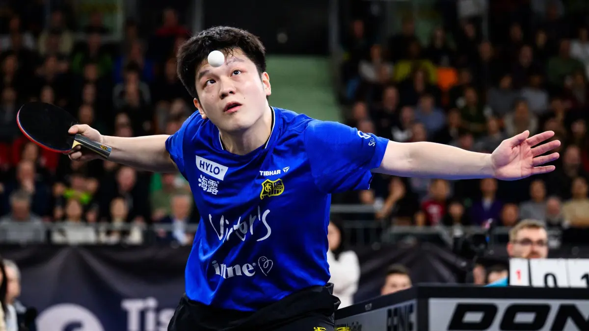 Tischtennis: Liebherr Pokal-Final Four 2026: 04.01.2026, Bayern, Neu-Ulm: Tischtennis: TTBL-Pokal, Finalturnier, Finale, 1. FC Saarbrücken – TTC Fulda-Maberzell, Fan - Ovtcharov, ratiopharm arena. Zhendong Fan von Saarbrücken in Aktion. Foto: Tom Weller/dpa +++ dpa-Bildfunk +++