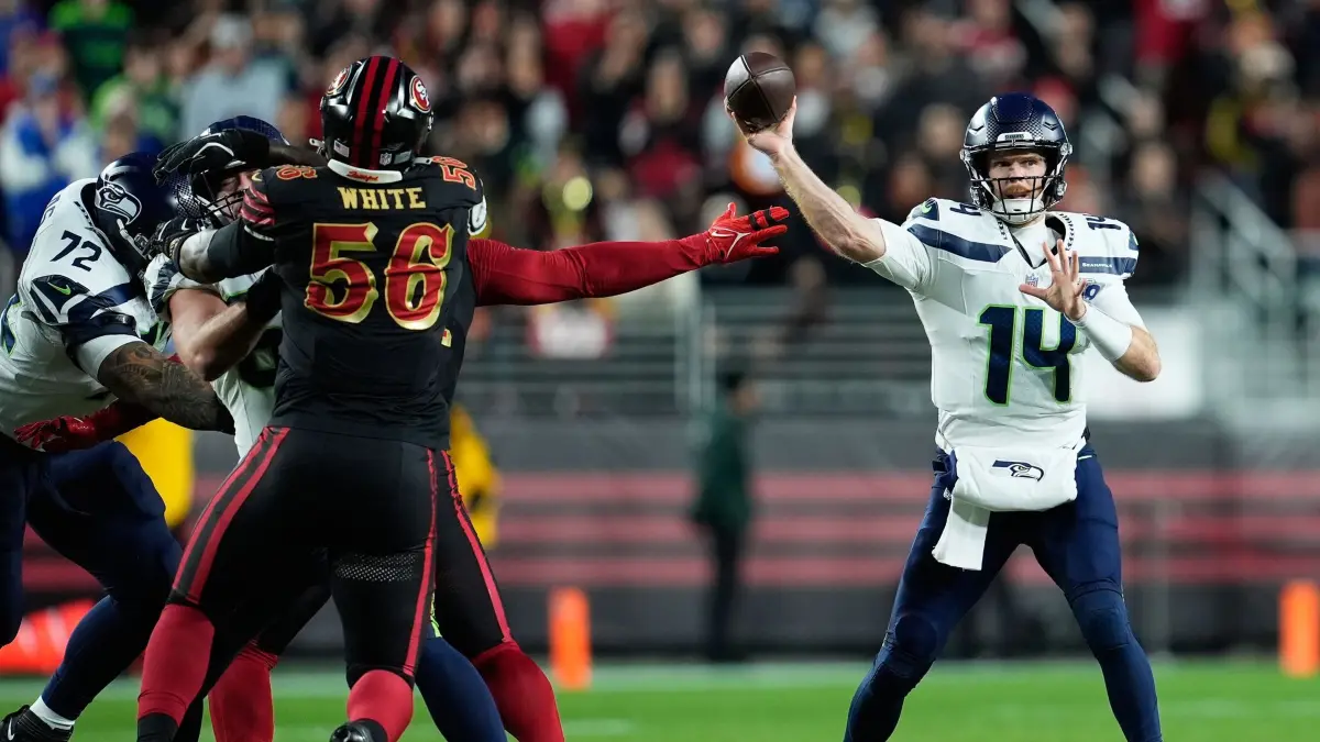 San Francisco 49ers - Seattle Seahawks: 03.01.2026, USA, Santa Clara: American Football: Profiliga NFL, Hauptrunde, San Francisco 49ers - Seattle Seahawks. Seattle Seahawks-Quarterback Sam Darnold (14) passt gegen San Francisco 49ers Defensive End Keion White (56). Foto: Godofredo A. Vásquez/AP/dpa +++ dpa-Bildfunk +++