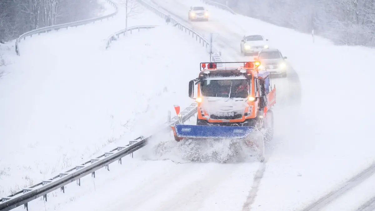 Winter in Niedersachsen: 04.01.2026, Niedersachsen, Laatzen: Ein Räumfahrzeug fährt bei Schneefall auf dem Messeschnellweg in der Region Hannover. Foto: Julian Stratenschulte/dpa +++ dpa-Bildfunk +++