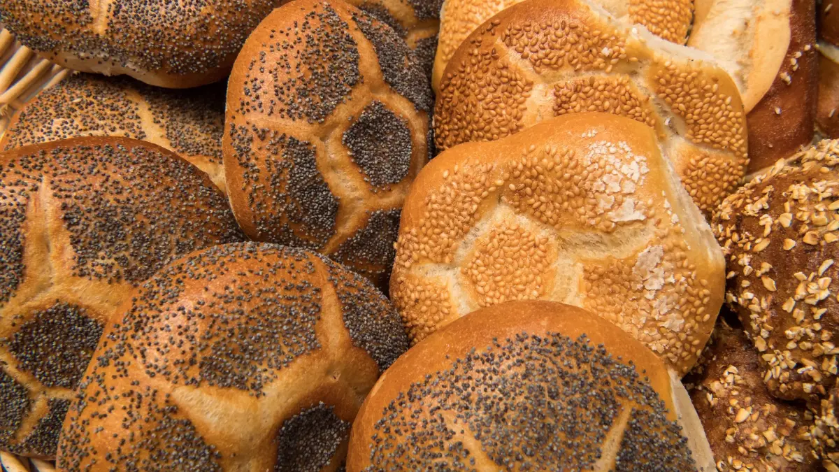 Brötchen beim Bäcker: ARCHIV - 13.02.2019, Bayern, München: Verschiedene Semmeln liegen in der Auslage einer Bäckerei in einem Korb in der Auslage. (zu dpa: «Handwerk: «Sonntagsbackverbot für Bäcker aufheben»») Foto: Peter Kneffel/dpa +++ dpa-Bildfunk +++