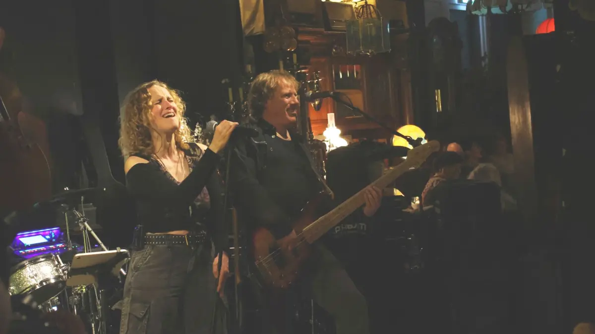 Kein Filter, kein Sicherheitsabstand: Katja Boss und Bassist Jürgen Schlayer mitten im Song, irgendwo zwischen Rock’n’Roll, Schweiß und dem guten Gefühl, dass genau dafür kleine Clubs erfunden wurden.