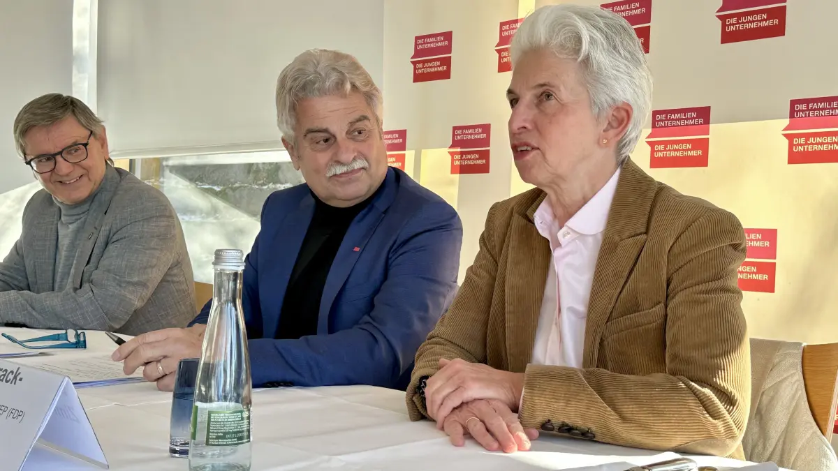 Marie-Agnes Strack-Zimmermann kam auf Einladung des Wirtschaftsverbands „Die Familienunternehmer“ auf die Achalm nach Reutlingen. Bei "Politik und Wirtschaft im Dialog" sprach sie mit Moderator Rainer Knauer und Landesvorsitzenden Robin Morgenstern über die Verteidigungsfähigkeit der EU.