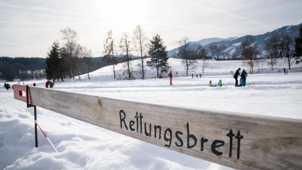 Ein Rettungsbrett an einem zugefrorenen See: ARCHIV - Im Notfall zählt schnelle Hilfe: Notruf absetzen, Rettungshilfsmittel nutzen und die eingebrochene Person vor weiterer Auskühlung schützen. (zu dpa: «Eingebrochen ins Eis: So befreit man sich - und andere») Foto: Florian Schuh/dpa-tmn - Honorarfrei nur für Bezieher des dpa-Themendienstes +++ dpa-Themendienst +++
