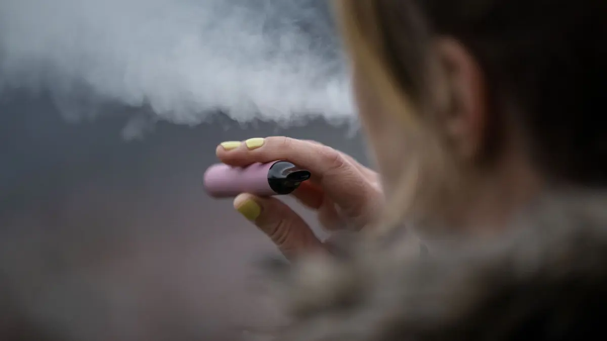 Vaperin: ARCHIV - 26.01.2023, Baden-Württemberg, Stuttgart: Eine Frau konsumiert eine E-Zigarette. (zu dpa: «Experten warnen vor mit Drogen versetzten Vapes») Foto: Marijan Murat/dpa +++ dpa-Bildfunk +++