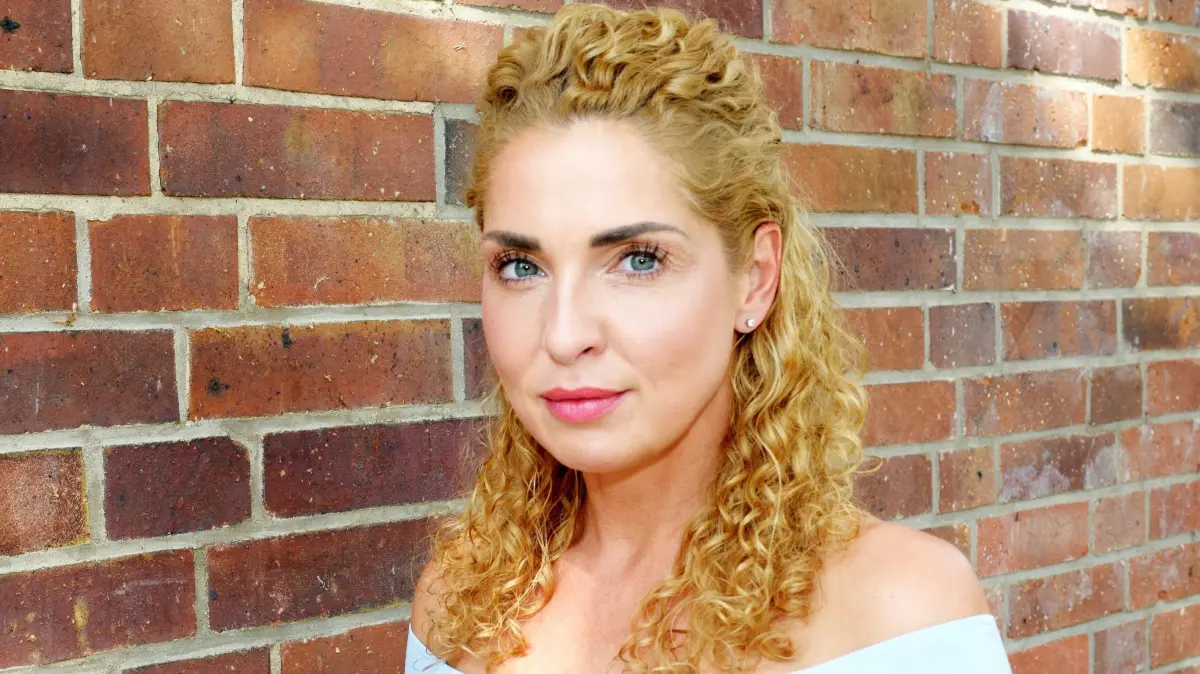 Nina (Maria Wedig) kann ihr kriminelles Geheimnis nicht länger für sich behalten.