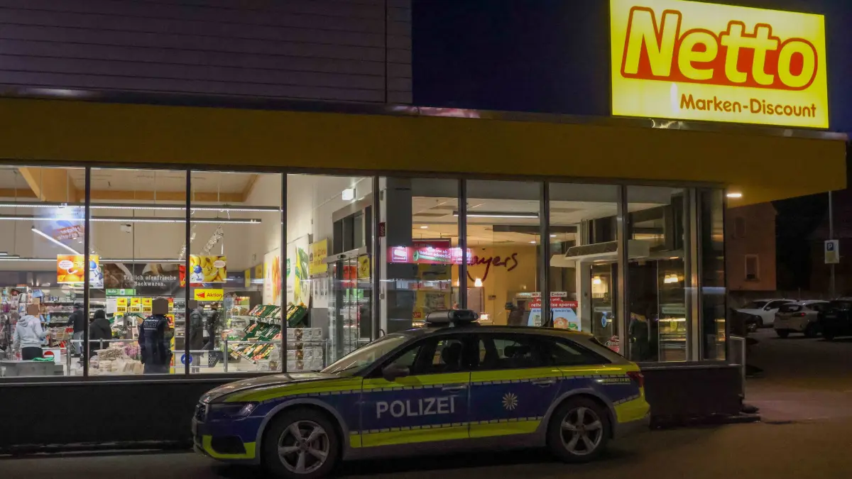 Am Montagnachmittag (05.01.2026) hat ein Unbekannter einen Überfall auf einen Supermarkt in Gingen begangen. Die Polizei war mit Spezialkräften im Einsatz. Der Täter wurde mit Hubschrauber und mehreren Streifen gesucht.