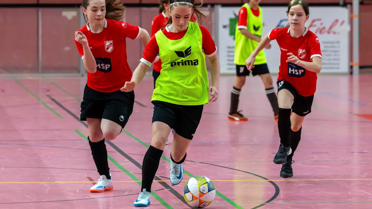 TV Derendingen 1 vs. TV Derendingen 2, Fussball, D-Juniorinnen, HSP-Stadtpokal Tuebingen 2026, Spielzeit 2025/2026, 05.01.2026: zwei Spielerinnen des TV Derendingen 2 (#13 li., #15 re.) verfolgen Spielerin des TV Derendingen 1 (#05, mittig),
TV Derendingen 1 vs. TV Derendingen 2, Fussball, D-Juniorinnen, HSP-Stadtpokal Tuebingen 2026, Spielzeit 2025/2026, 05.01.2026,
Foto: Eibner-Pressefoto/Sebastian Reese