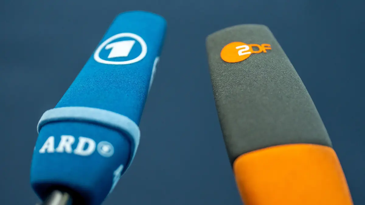 Die Mikrofone der beiden öffentlich-rechtlichen Rundfunkanstalten ARD und ZDF stehen zu einem Statement beim Afghanistan-Untersuchungsausschuss des Bundestages bereit. (zu dpa: «Niedersachsen für Reform von ARD und ZDF») +++ dpa-Bildfunk +++