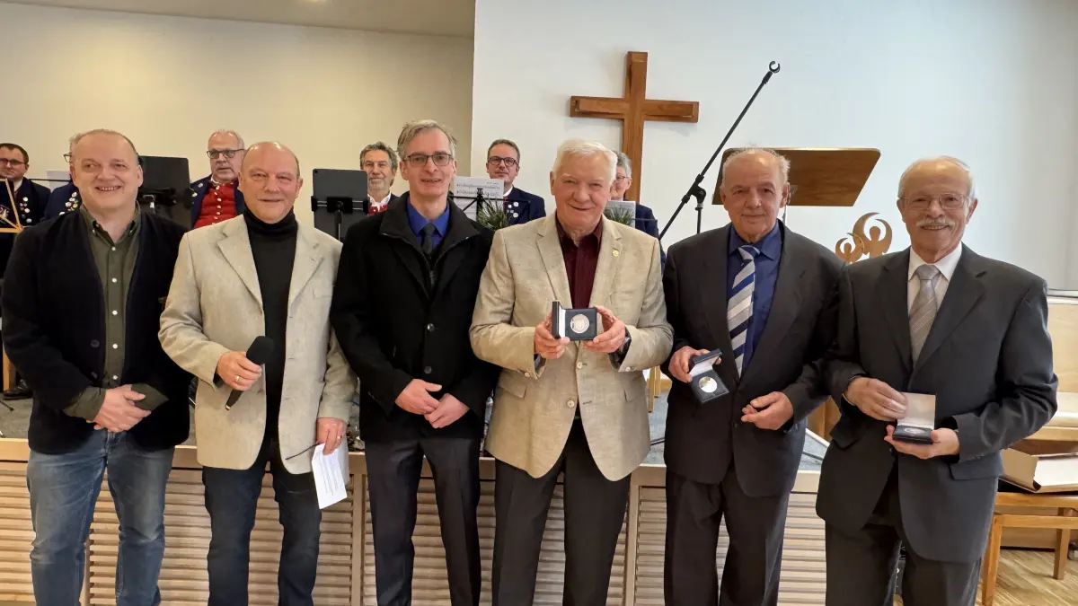 Neujahrsempfang Römerstein: Die Ortsvorsteher mit den Geehrten von links: Thomas Däuble (Donnstetten), Ludwig Beck (Zainingen), Frank Götz (Böhringen), Franz Gsodam, Gerhard Reichle und Heinz Schmutz.