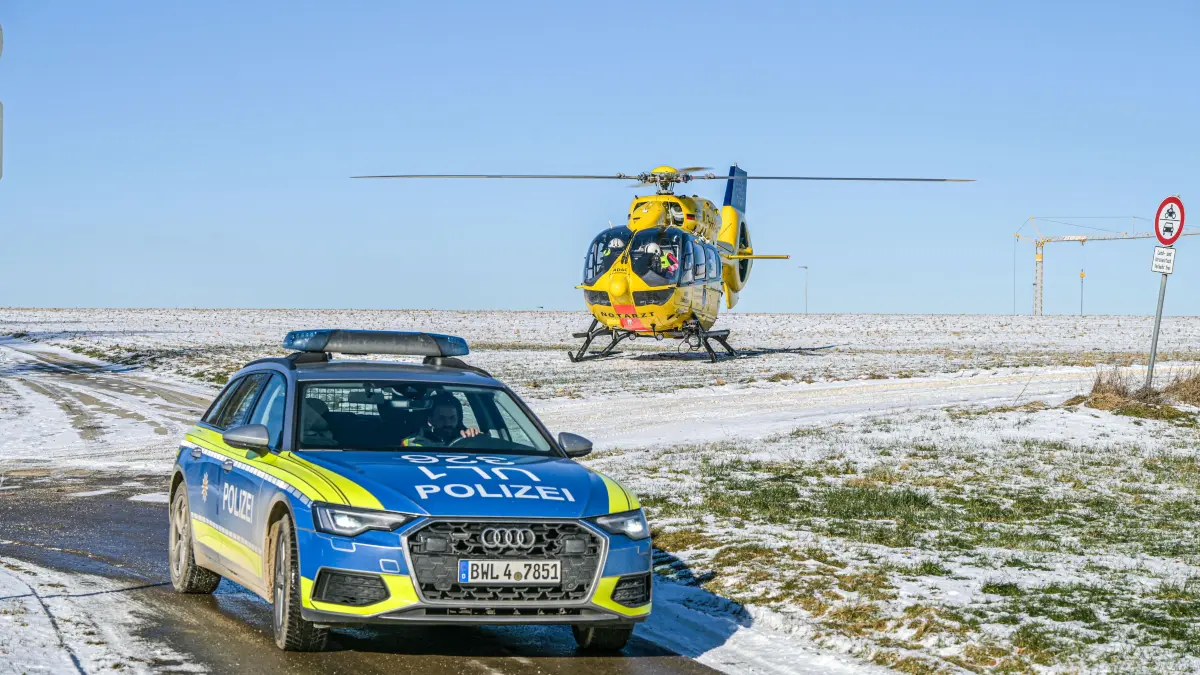 Ein Auto liegt neben der Bundesstraße B10 zwischen Luizhausen und Hinterdenkental auf dem Dach. Bei einem Unfall wurde ein Mensch verletzt. Ein Rettungshubschrauber war im Einsatz.