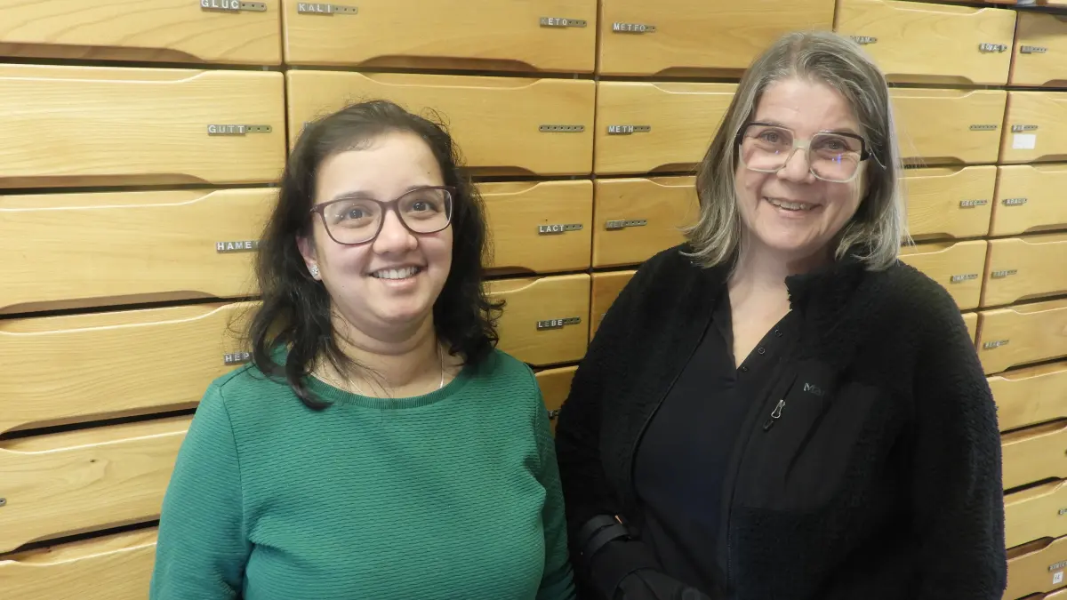rechts Ursula Henghuber, links Frau Dr. Shalaka Vaidya, neue Verantwortliche in der Spitzweg-Apotheke Empfingen