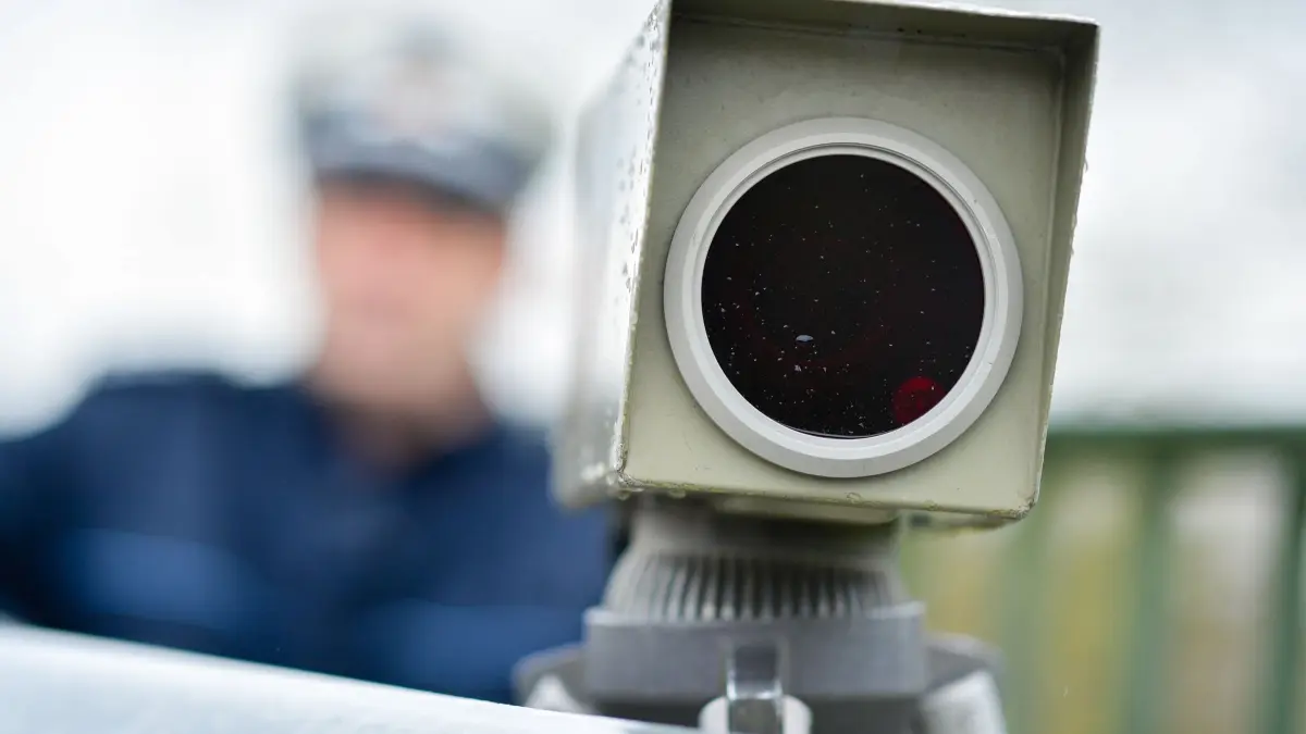 Geschwindigkeitskontrolle: ARCHIV - 03.04.2019, Baden-Württemberg, Sinsheim: Ein Polizist steht hinter einem Messgerät zur Geschwindigkeitskontrolle von Fahrzeugen. (zu dpa: «Kontrolle auf Autobahnbrücke - rund jeder Sechste zu schnell») Foto: Uwe Anspach/dpa +++ dpa-Bildfunk +++