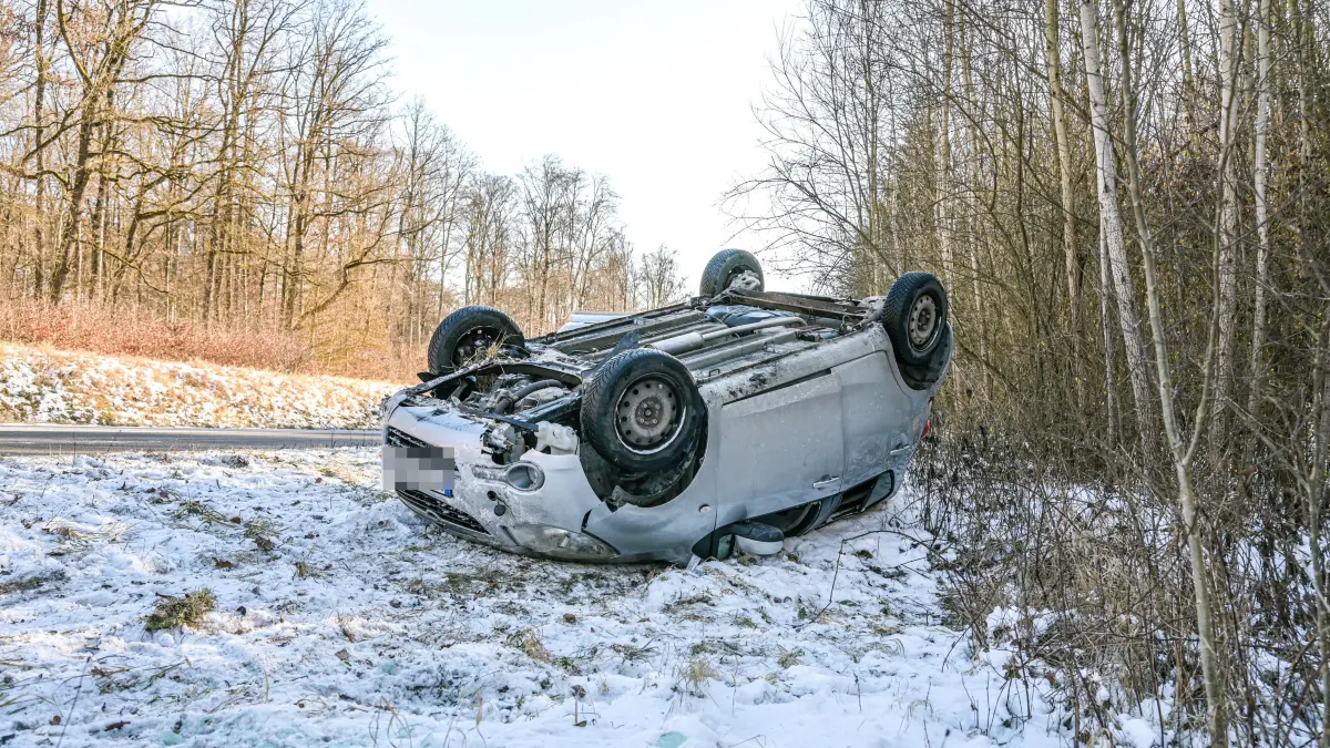 Ein Auto liegt neben der Bundesstraße B10 zwischen Luizhausen und Hinterdenkental auf dem Dach. Bei einem Unfall wurde ein Mensch verletzt. Ein Rettungshubschrauber war im Einsatz.