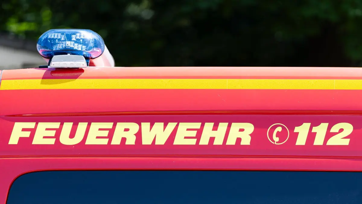 Jahresbilanz-Brandschutz, Katastrophenschutz und Rettungsdienst: ARCHIV - 02.07.2025, Niedersachsen, Hannover: Der Schriftzug «Feuerwehr» steht auf Feuerwehrfahrzeug im DRK-Simulations- und Trainingszentrum (SITZ). (zu dpa: «Aldi-Markt in Bersenbrück nach Gasgeruch geräumt») Foto: Michael Matthey/dpa +++ dpa-Bildfunk +++