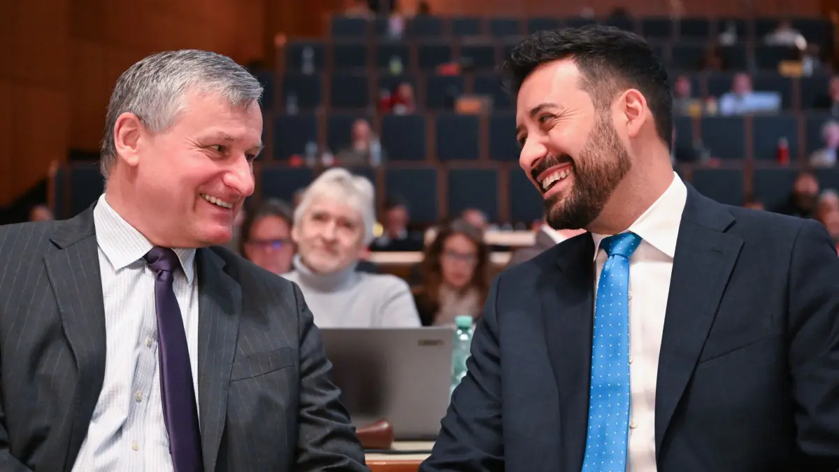 Landesparteitag der FDP Baden-Württemberg: 05.01.2026, Baden-Württemberg, Fellbach: Hans-Ulrich Rülke (l), Landesvorsitzender der FDP Baden-Württemberg, spricht beim Landesparteitag der FDP Baden-Württemberg mit dem argentinischen Spitzenpolitiker Alejandro Cacace, der eine Gastrede hält. Foto: Bernd Weißbrod/dpa +++ dpa-Bildfunk +++