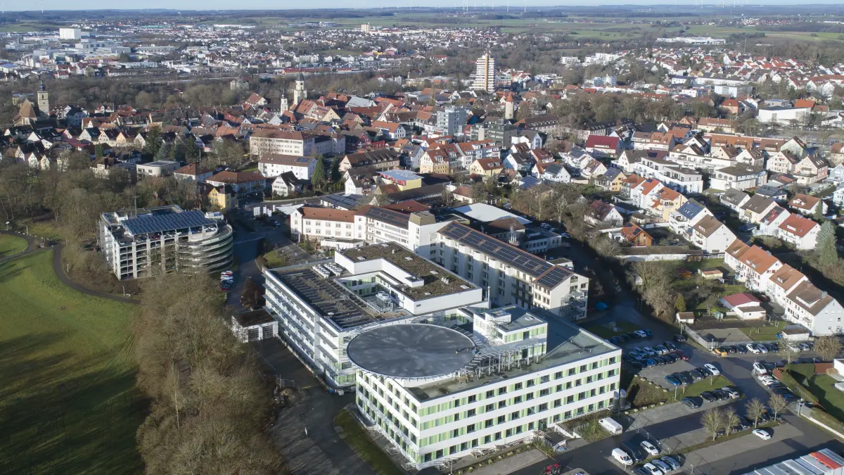 Auf dem Dach des Anbaus am Klinikum Crailsheim (vorne im Bild) befindet sich der Hubschrauberlandeplatz.