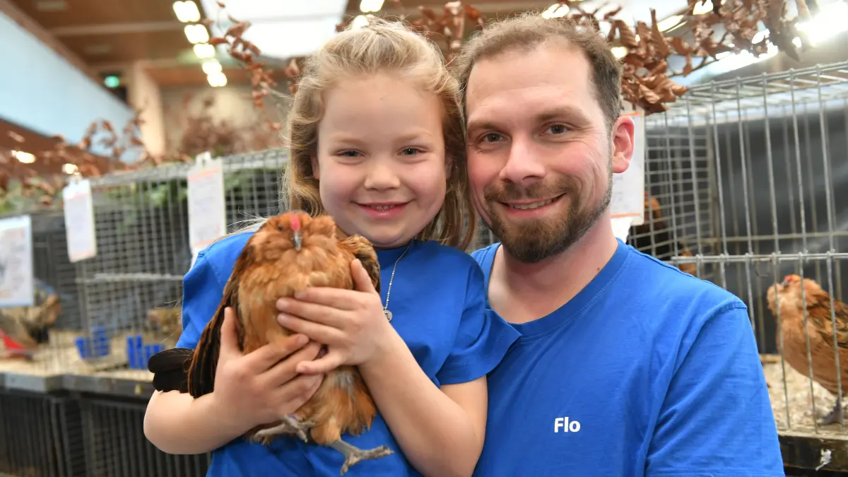 Florian Grab und seine Tochter Feline (6) von den Allmendinger Kleintierzüchtern sahnten bei der Kreisgeflügelschau mit Platz zwei und drei hervorragend ab. Feline Grab wurde zudem Vereinsmeisterin der Jugend beim Gefügel.