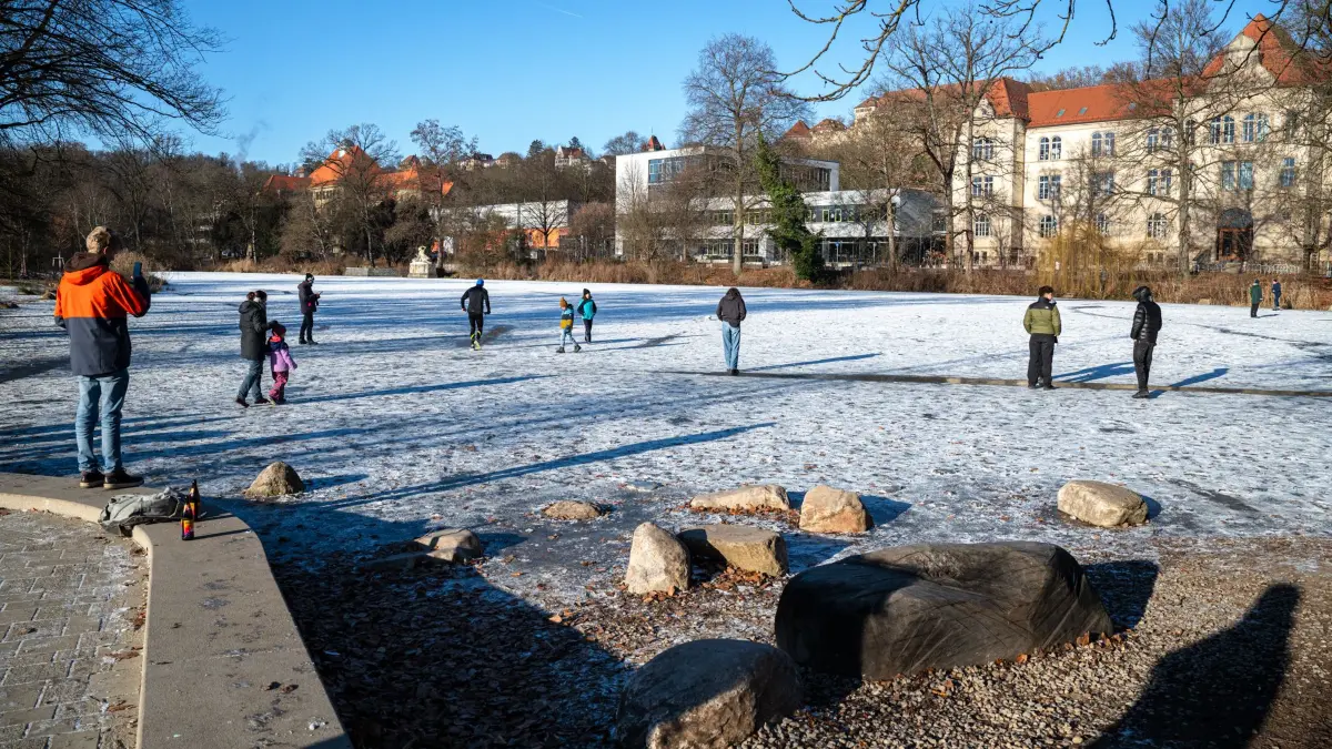 zugefrorener Anlagensee, Eisfläche, Schlittschuhlaufen, Lebensgefahr