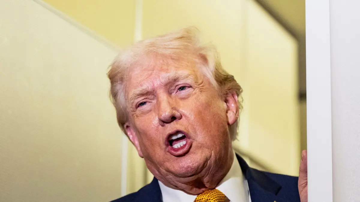 US-Präsident Trump: 04.01.2026, USA, Gemeinsamer Stützpunkt Andrews: US-Präsident Donald Trump spricht mit Reportern während des Fluges in der Air Force One auf dem Rückflug zur Joint Base Andrews, Washington. Foto: Alex Brandon/AP/dpa +++ dpa-Bildfunk +++