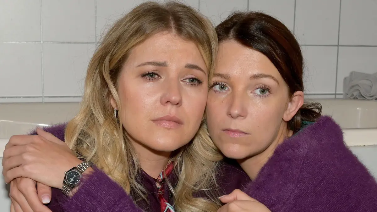 Alicia (Josefin Bressel, l.) wird von Lilly (Iris Mareike Steen) getröstet.