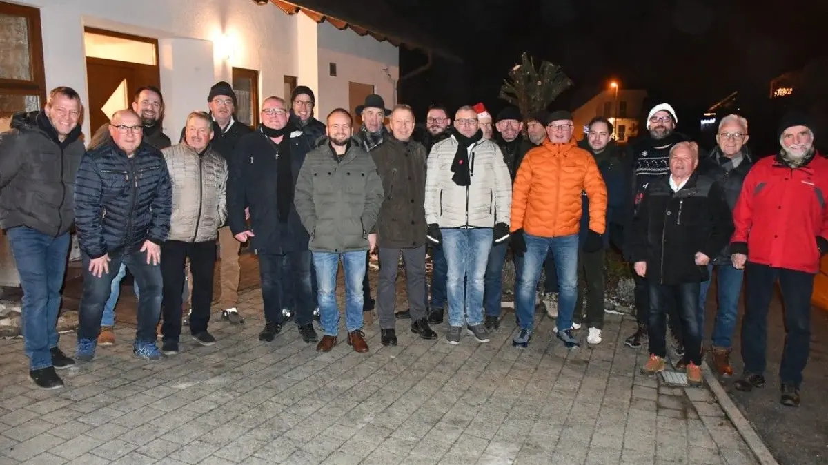 Anstatt eines Kirchenkonzerts: der Männergesangverein Berg zog beim Christbaumloben durch Kirchen.