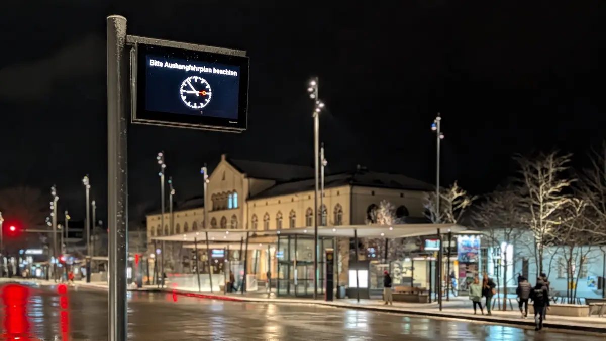 Bitte Aushangfahrplan beachten - Busbahnhof (ZOB) und Hauptbahnhof Tübingen, Bushaltestelle, Tübus