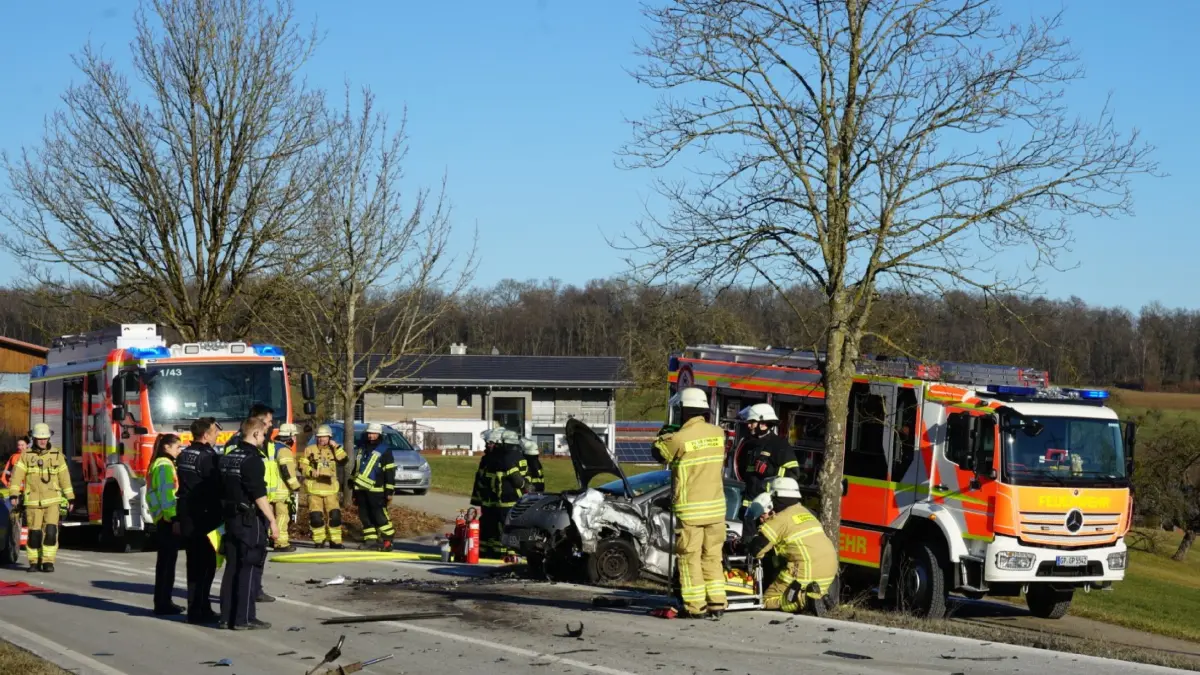 Zwischen Heiningen und Jebenhausen ist es zu einem Frontalcrash gekommen. Rettungskräfte sind vor Ort.