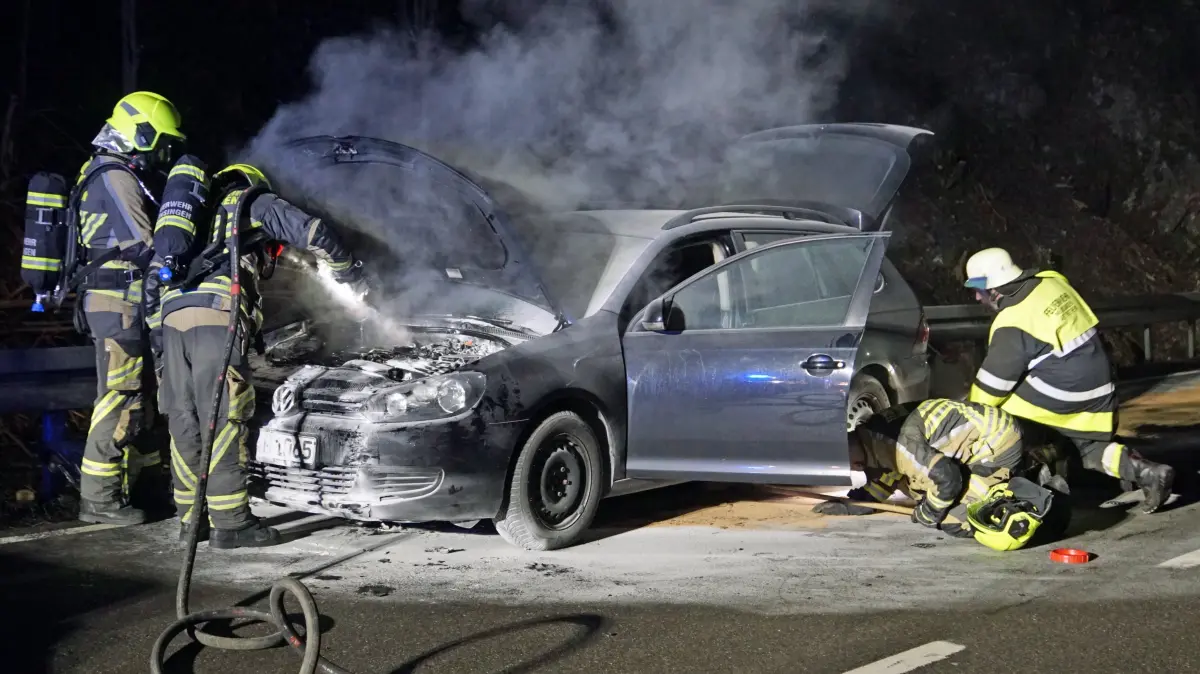 Bei diesem Autobrand im Januar 2025 auf der Seeburger Steige war die Feuerwehr Münsingen Stadtmitte ebenfalls im Einsatz.