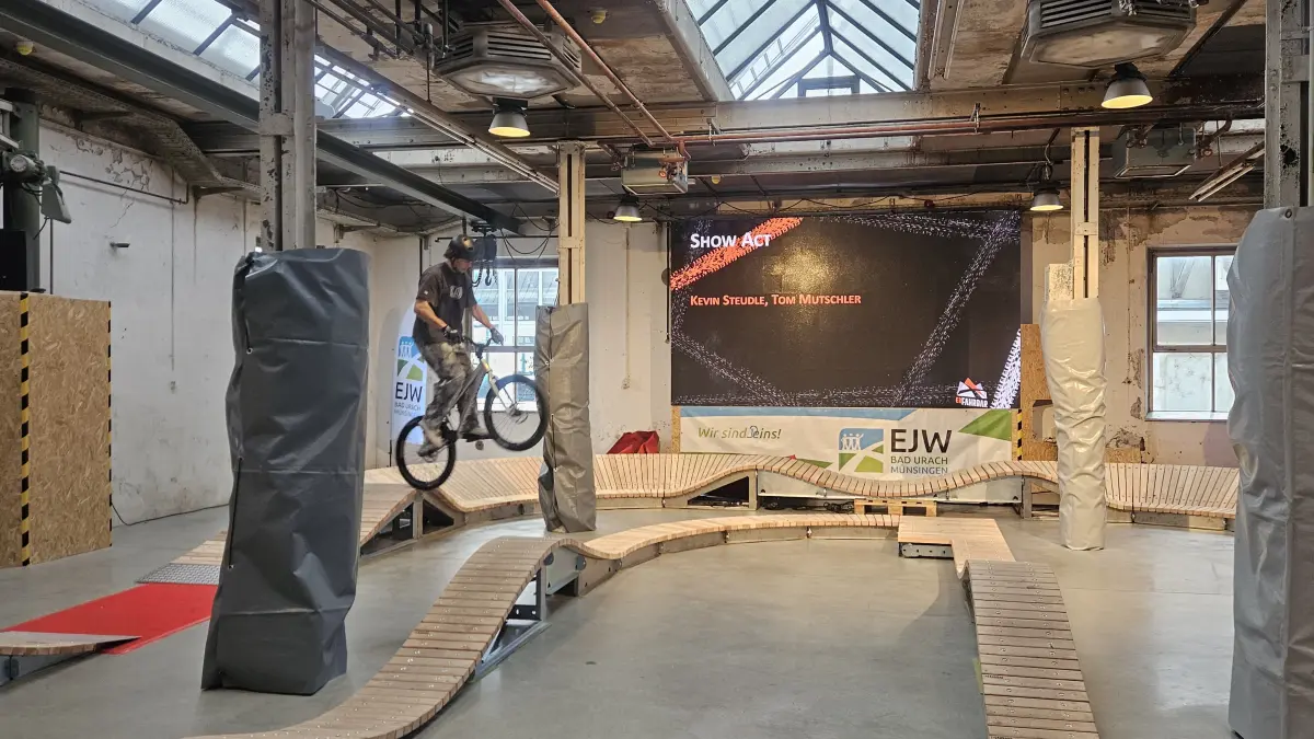 Kevin Steudle zeigte bei der Eröffnung des Bikeplace in der Motorworld bei einer Show-Einlage sein Können.