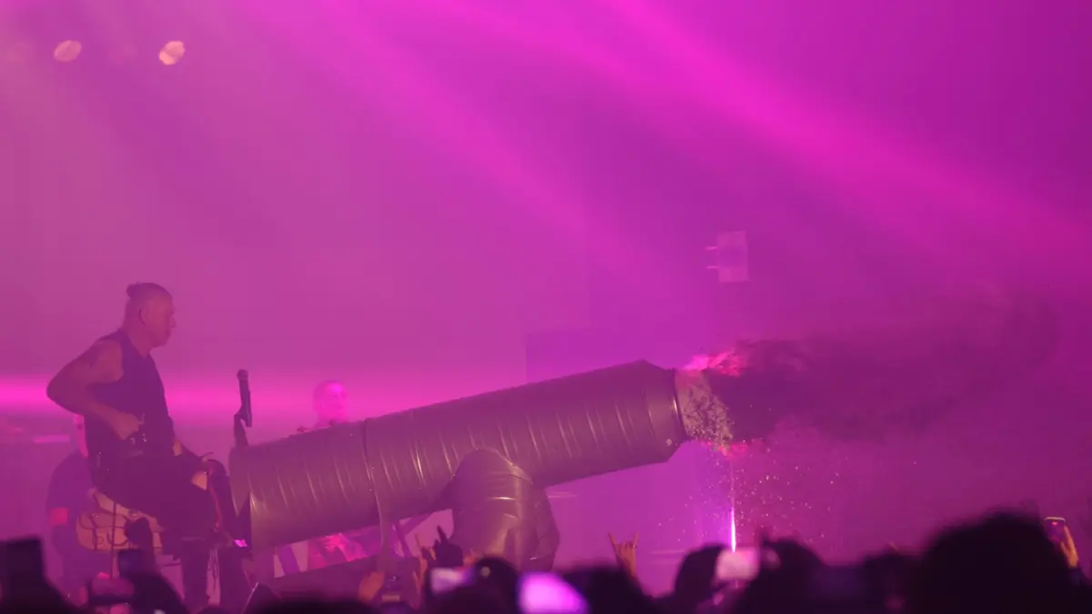 „Pussy“ – und die Peniskanone ist wieder da. Reissenweber sitzt darauf, das Requisit in Aktion. Rammstein selbst haben dieses Kapitel längst geschlossen, Stahlzeit schlagen es noch einmal auf. Nostalgie mit Druckluft.
