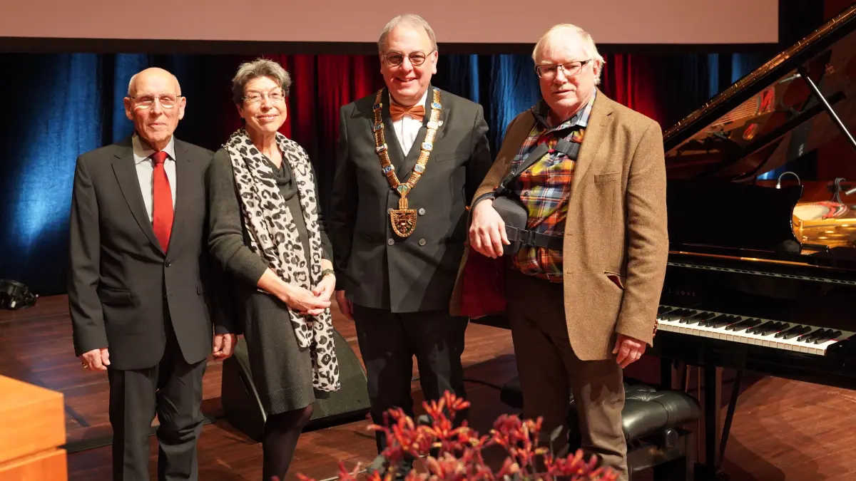 Bürgerempfang 2026 Reutlingen Stadthalle OB Keck mit (v.l.) Helmut Thumm, Susanne Stutzmann und Rainer Ganzner (Verdienstmedaillen) Asida Djavadi (Gesang) und Feg Wu (Klavier) begeisterten das Publikum