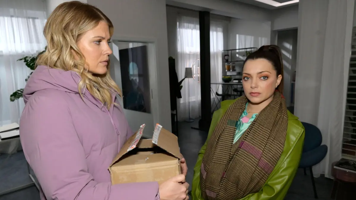 Alicia (Josefin Bressel) wird nach ihrem Fehler von Emily (Anne Menden) entlassen.