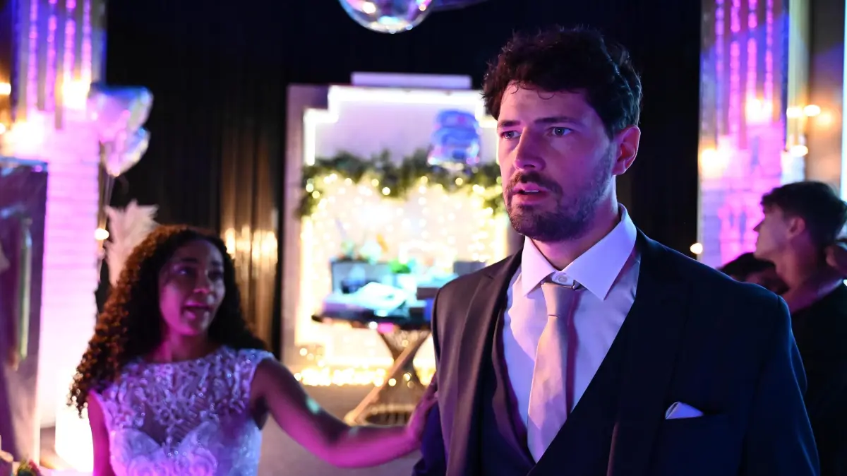 Jan (Daniel Noah) ahnt, dass sein Tod kurz bevorsteht. Imani (Féréba Koné) genießt derweil ihre Hochzeitsfeier.