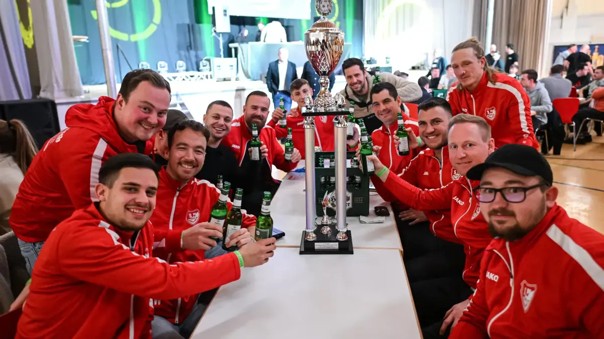 Haben ihren Turniersieg ausgiebig in der Horber Hohenberghalle gefeiert: die Mannschaft des Fußball-Kreisligisten SV Vollmaringen.