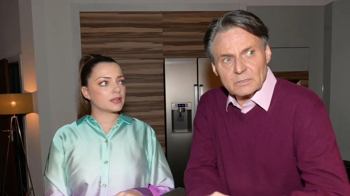 Emily (Anne Menden) bittet Jo Gerner (Wolfgang Bahro) um Hilfe.