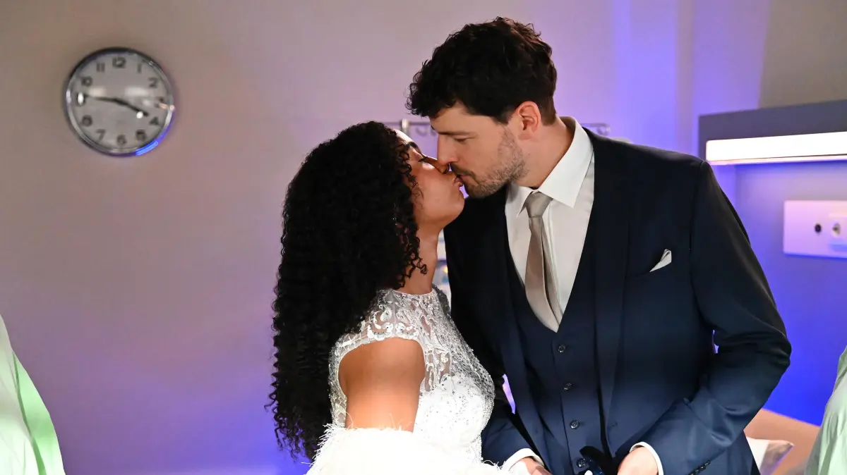 Imani (Féréba Koné) und Jan (Daniel Noah) geben sich verliebt das Ja-Wort.