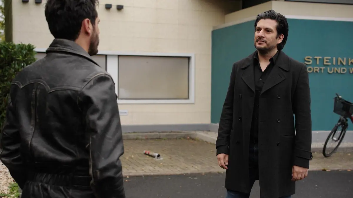 Maximilians (Francisco Medina) Drohung lässt bei Matteo (Riccardo Angelini) die Alarmglocken läuten.