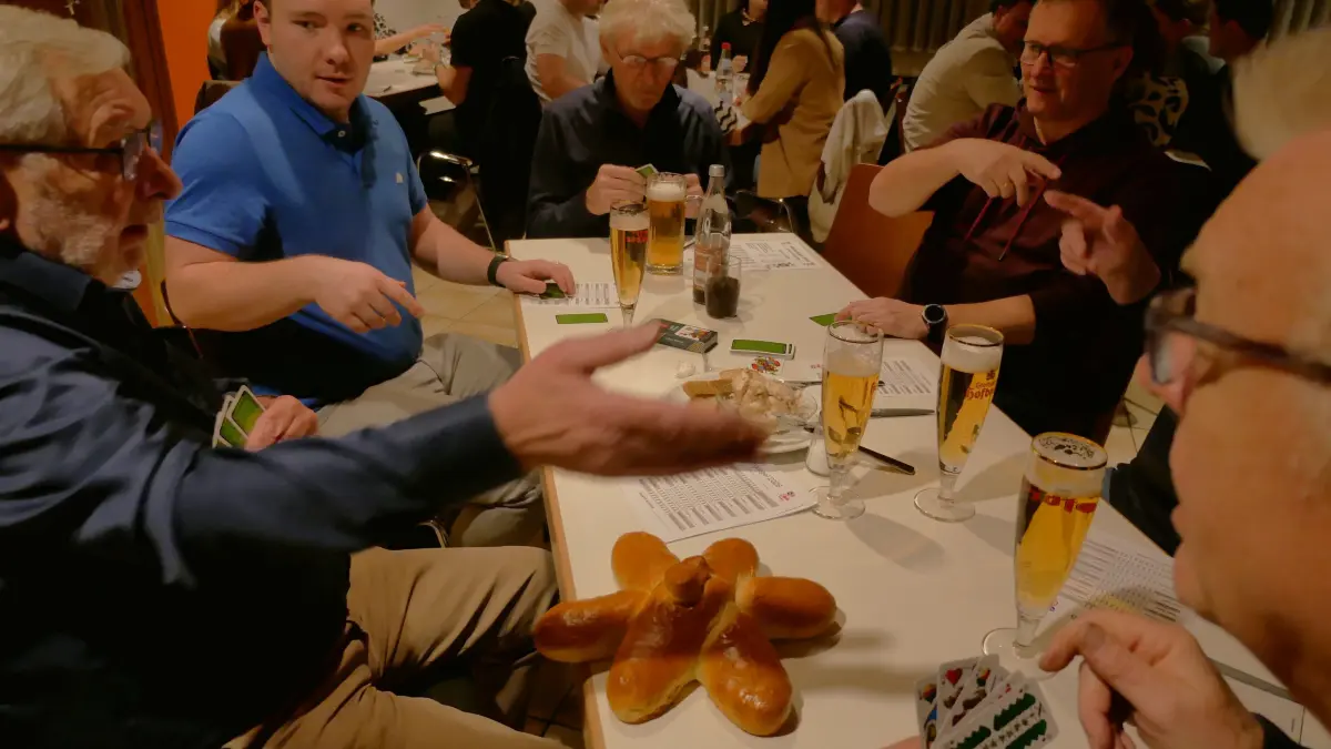 In welche Richtung sollen wir jetzt spielen, im Uhrzeigersinn oder andersherum - darüber unterhielten sich sechs Männer zum Start der Sterngaigel-Runden.