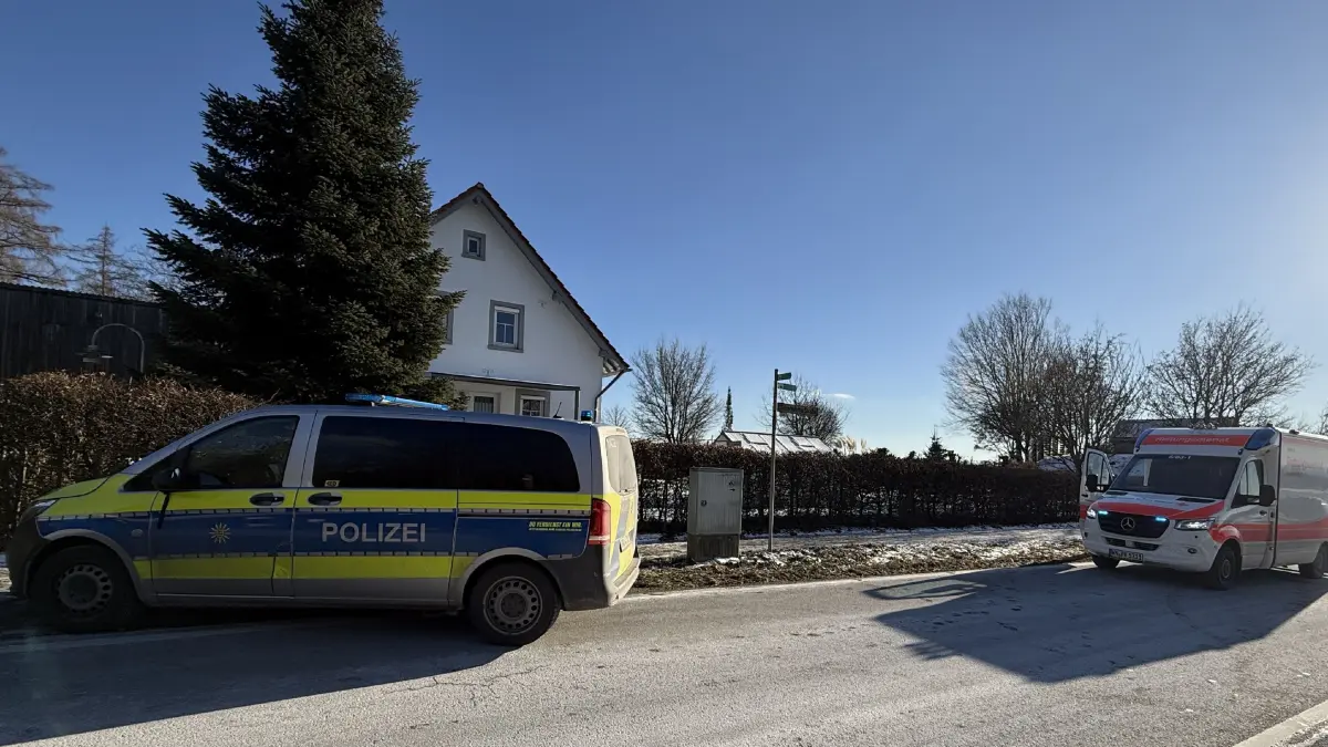 Am Montag gegen 12:55 Uhr war ein 26 Jahre alter Mann mit seinem VW auf der K 1413 in Richtung Ebersbach unterwegs. Kurz vor dem Ortseingang Buechenbronn trat unvermittelt ein 68 Jahre alter Fussgaenger von einem Waldweg kommend auf die Fahrbahn. Der 26-Jaehrige erkannte die Situation aufgrund der zu diesem Zeitpunkt tiefstehenden Sonne zu spaet und konnte einen Zusammenprall mit dem Fussgaenger nicht mehr verhindern. Durch den Aufprall wurde der 68 Jahre alte Mann am Kopf verletzt und mit einem alarmierten Rettungshubschrauber in eine Klinik transportiert. Der Autofahrer wurde nicht verletzt, an seinem Pkw entstand ein Sachschaden im mittleren vierstelligen Bereich. Warum der 68 Jahre alte Mann so unvermittelt auf die Fahrbahn trat, ist unter anderem Gegenstand der Ermittlungen der Verkehrspolizei Muehlhausen im Taele (07335/96260).