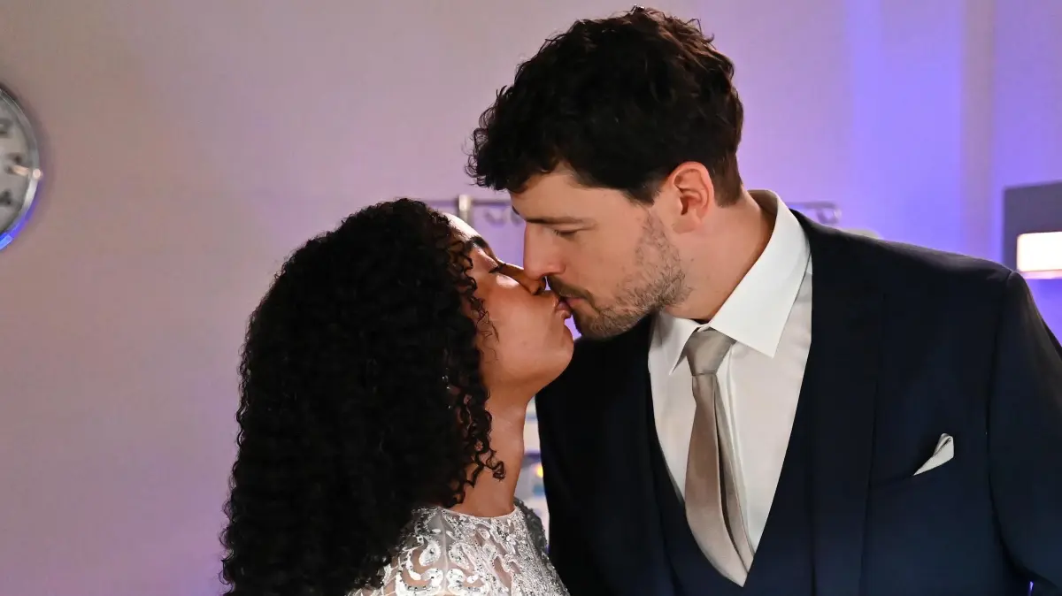 Imani (Féréba Koné) und Jan (Daniel Noah) geben sich verliebt das Ja-Wort. Stunden später stirbt er.